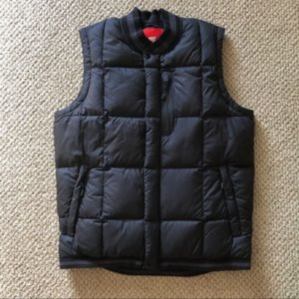 Men’s Nike black puffer vest/(used)